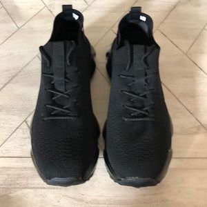 Vickymoda Black Gel Sneakers in Women’s Size 10.